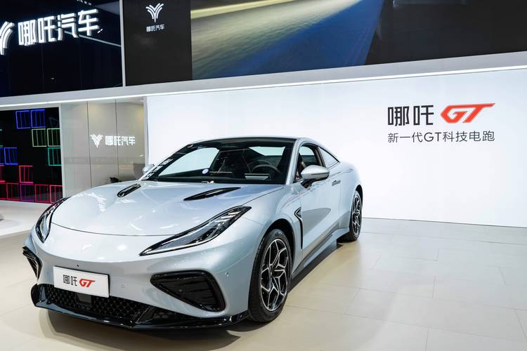 惠州6哪吒汽车在智能汽车领域的表现，领途汽车在新能源汽车市场中的影响力